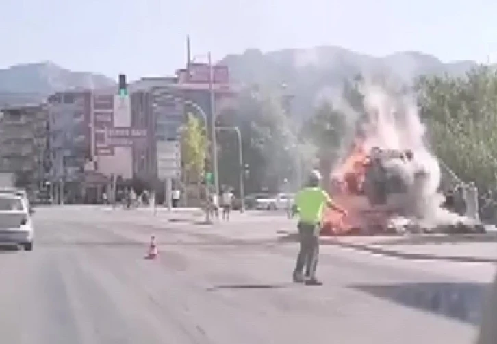 Saman yüklü kamyonet alev topuna döndü
