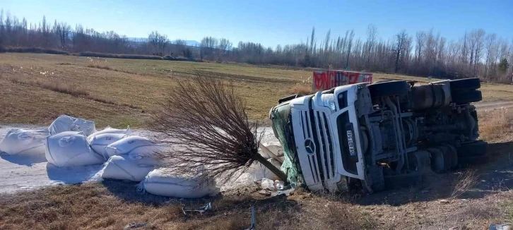 Saman yüklü tır devrildi, sürücü yaralandı
