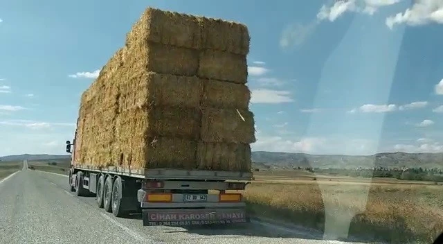 Saman yüklü tır tehlike oluşturdu
