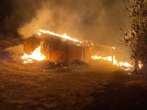 Samanlık ve eski cami lojmanı yandı