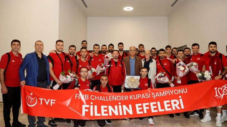 Şampiyon Filenin Efeleri, çiçeklerle karşılandı