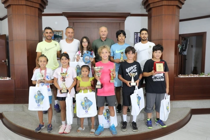 Şampiyon sporculardan Başkan Atabay’a ziyaret
