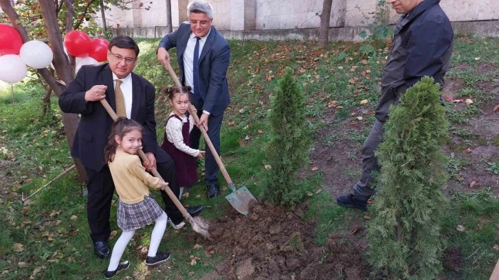 Samsun’da Cumhuriyet’in 100. yılında 200 okulda 4 bin fidan dikimi başladı
