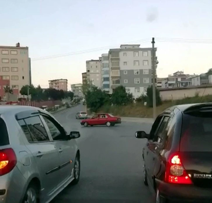 Samsun’da düğün konvoyunda 2 araç drift yaptı
