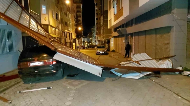 Samsun’da fırtına çatıları uçurdu, ağaçları devirdi
