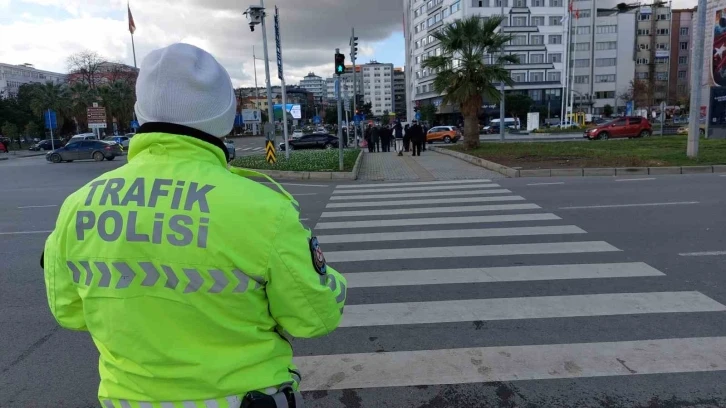 Samsun’da kırmızı ışıkta geçen 50 yayaya toplam 34 bin 500 lira ceza
