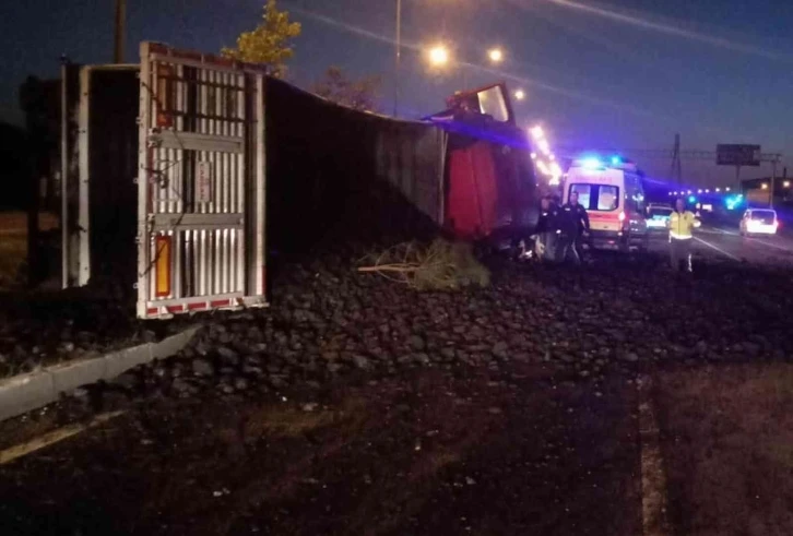 Samsun’da kömür yüklü tır devrildi: 1 yaralı
