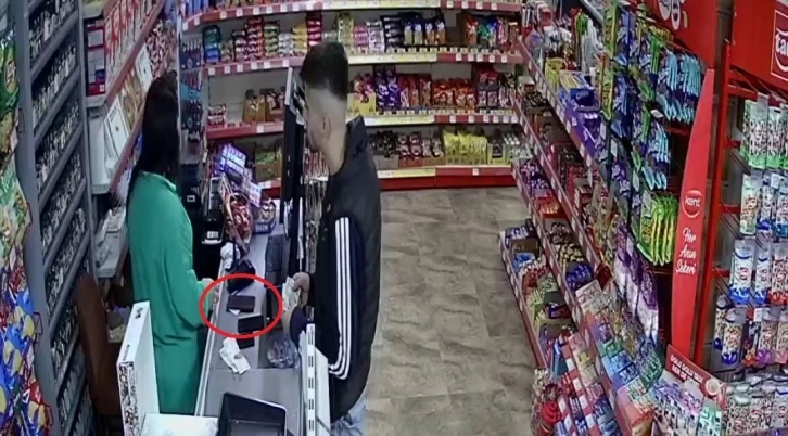 Samsun’da marketten telefon hırsızlığı kamerada
