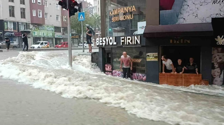 Samsun’da metrekareye 103 kilo yağış düştü, şehir sel sularıyla doldu
