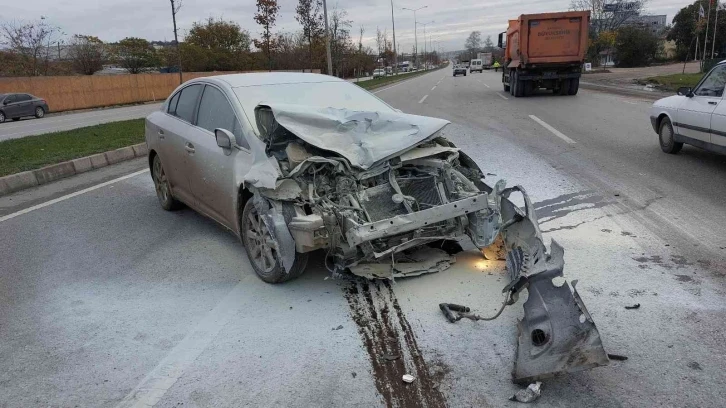 Samsun’da tıra arkadan çarpan otomobiilin sürücüsü öümden döndü
