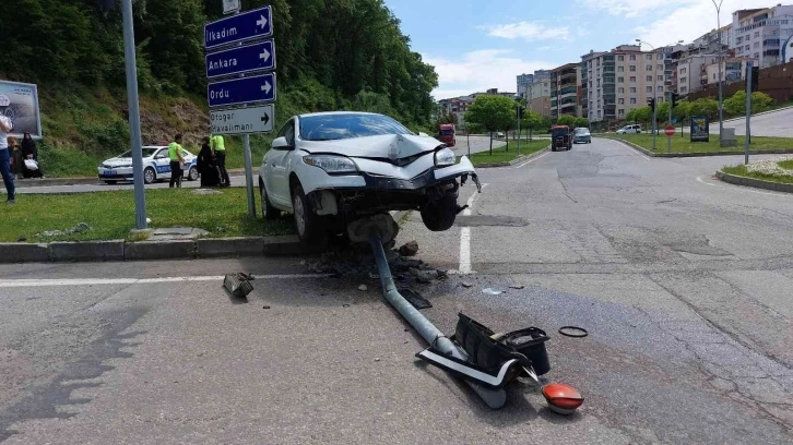 Samsun’da trafik lambasına çarpan otomobil hurdaya döndü
