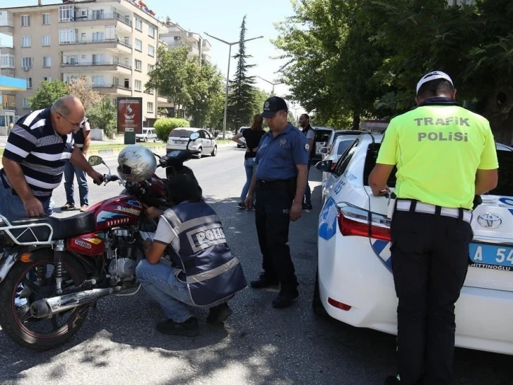 Samsun polisi 1 ayda 98 ateşli silah ve 327 kesici alet ele geçirdi
