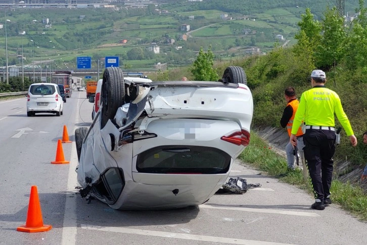 Samsun'da otomobile çarpan araç takla attı