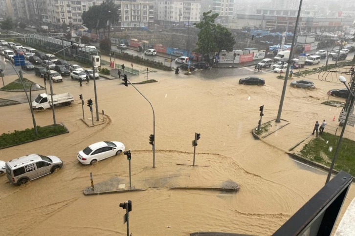 Samsun'da sağanak yağış sele sebep oldu