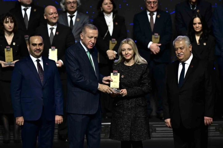 Samsunlu akademisyen ödülünü Cumhurbaşkanı Erdoğan’ın elinden aldı
