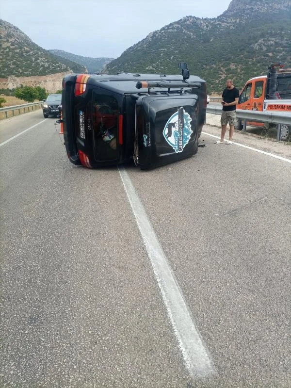 Sanatçı Sümer Ezgü, aracıyla kaza yaptı