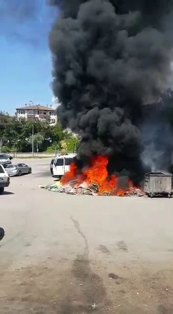 Sanayideki çöpler alev aldı, araçlar yanmaktan son anda kurtuldu
