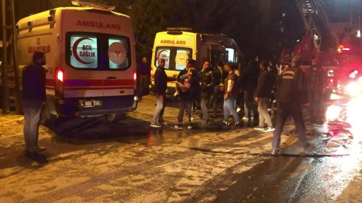 Sancaktepe’de 7 katlı apartmanda yangın: Bir kişi hastaneye kaldırıldı
