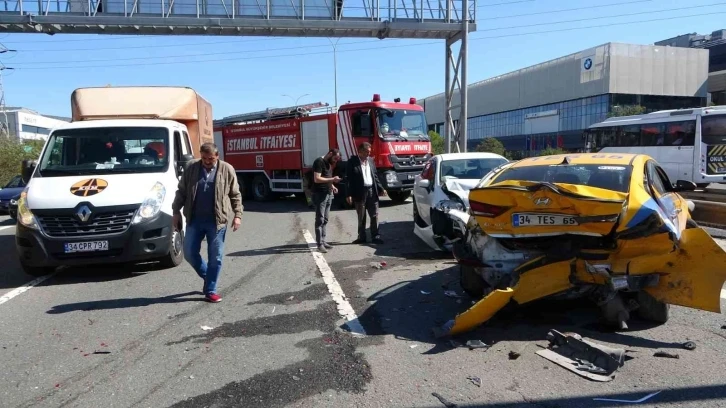 Sancaktepe’de kaputu açılan taksi zincirleme kazaya neden oldu
