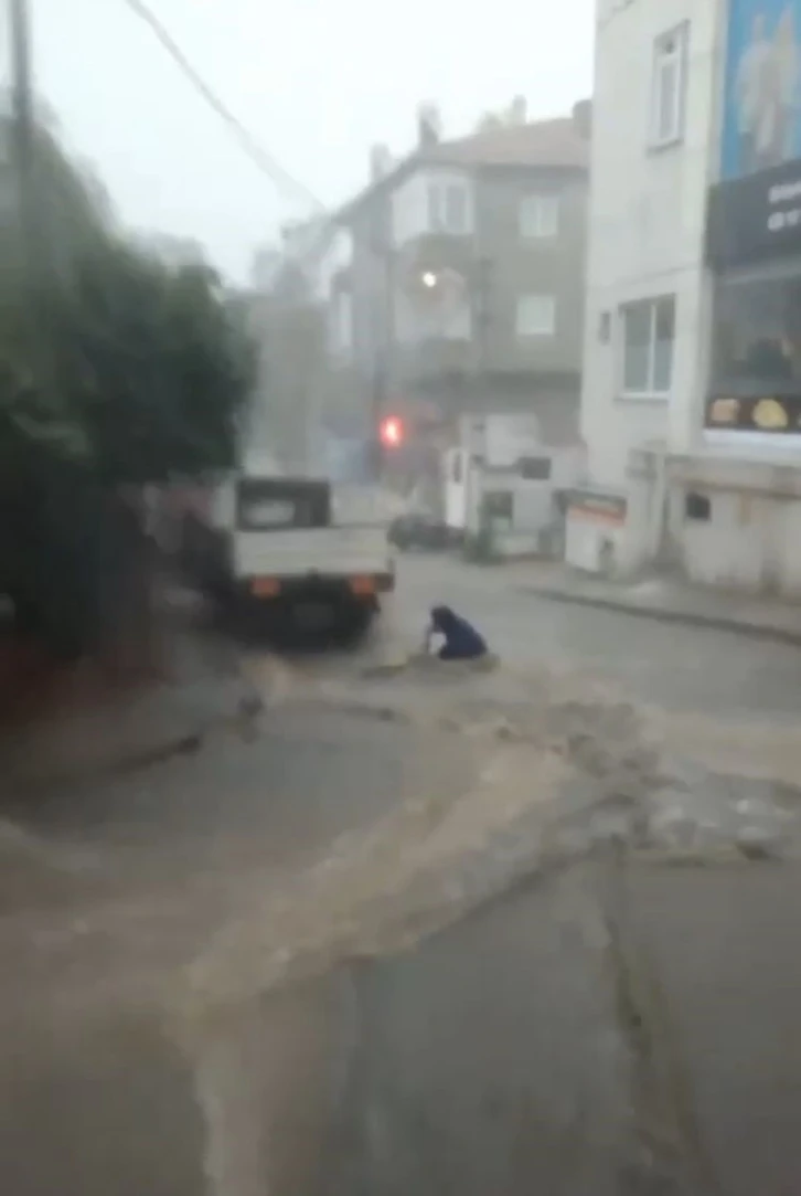 Sancaktepe’de sel sularına kapılan bir kişi araç altında kaldı
