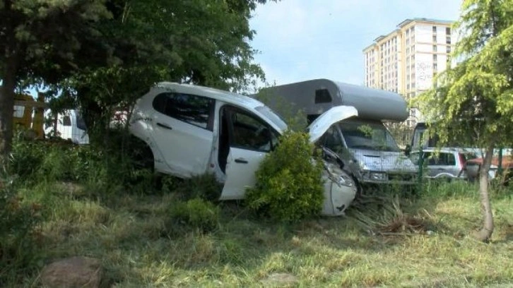 Sancaktepe'de otomobil yol kenarındaki ağaçlara çarptı