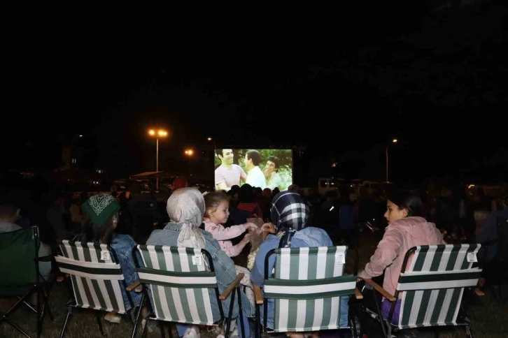 Sandalyesini minderini kapan bu etkinliğe koştu
