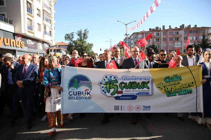 Saniyeler içinde turşuyu kurdu, çeyrek altını kazandı
