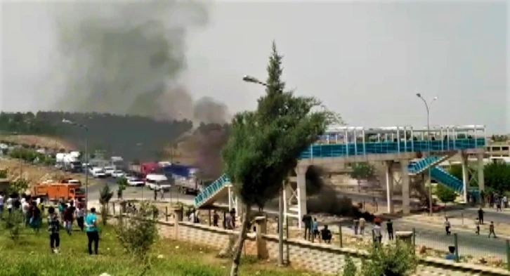 Şanlıurfa’da çöp kokusuna karşı lastik yakıp yolu trafiğe kapattılar
