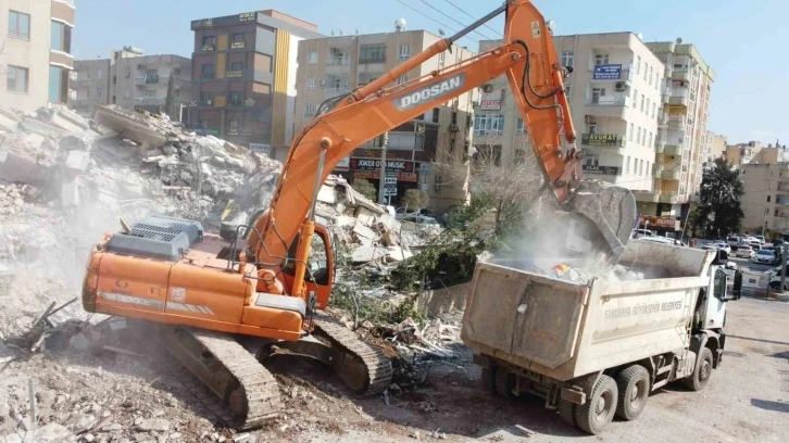 Şanlıurfa’da enkaz kaldırma çalışmaları sürüyor
