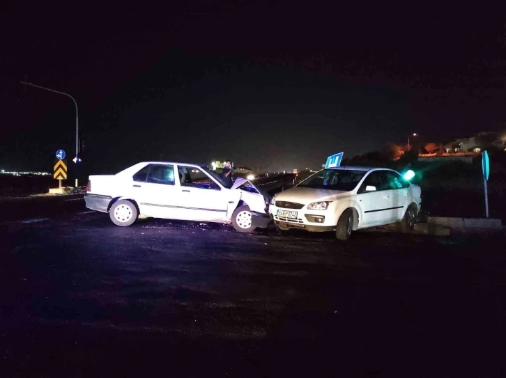 Şanlıurfa’da iki otomobil kafa kafaya çarpıştı: 5 yaralı
