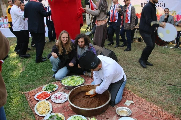 Şanlıurfa’da isot ile yapılan 63 çeşit yemek yüzlerce kişiye dağıtıldı
