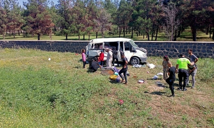 Şanlıurfa’da tarım işçilerini taşıyan minibüs devrildi: 5 yaralı
