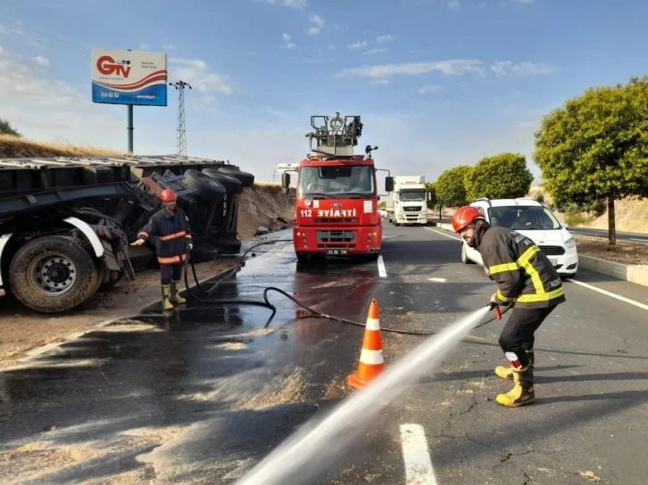 Şanlıurfa’da tır toprağa ok gibi saplandı
