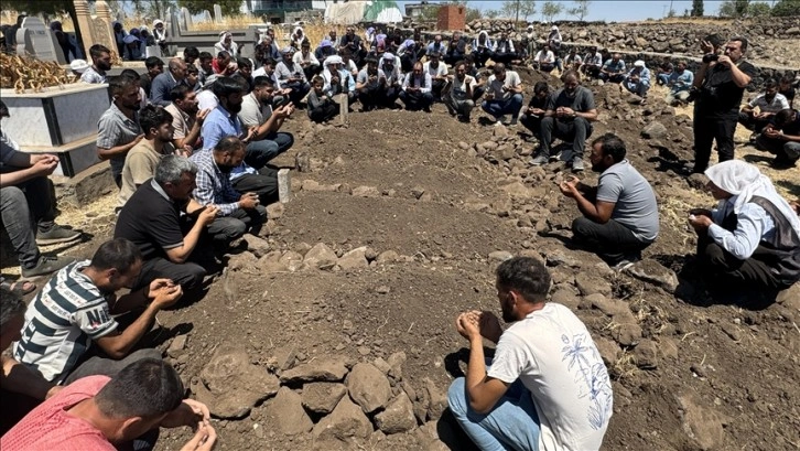 Şanlıurfa'daki kazada hayatını kaybeden 5 çocuk yan yana defnedildi