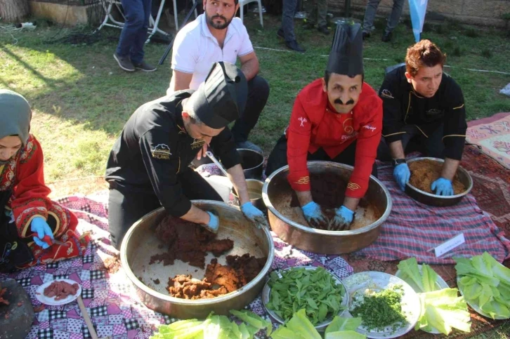 Şanlıurfa’nın yöresel lezzetleri davul zurna eşliğinde tanıtıldı
