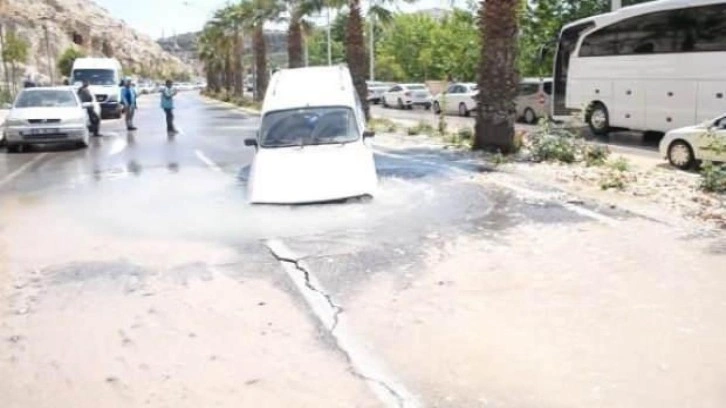 Şanlıurfa'da asfalt çöktü, otomobil çukura düştü