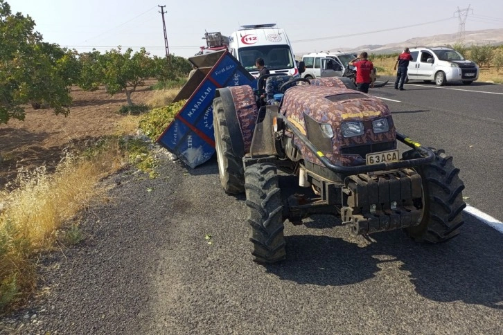 Şanlıurfa’da hafif ticari araç traktöre çarptı: 2 yaralı