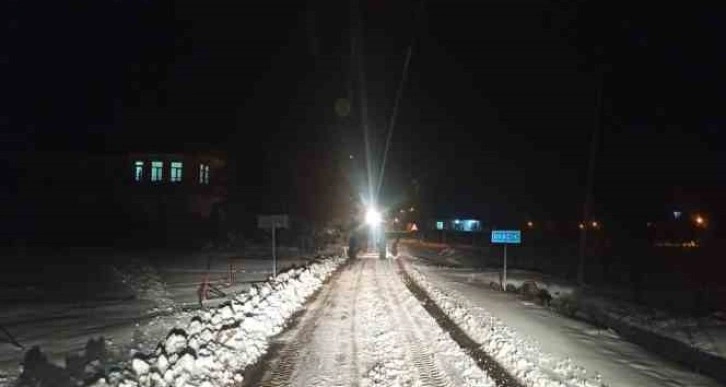 Şanlıurfa’da karla mücadele gece boyu devam etti