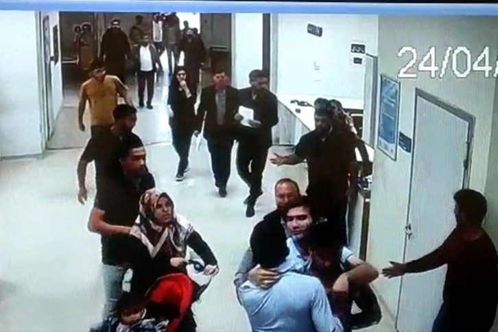 Şanlıurfa'da sağlık çalışanlarına tekmeli, yumruklu saldırı kamerada
