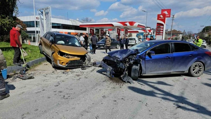 Sapanca'da SUV ve Otomobil Kafa Kafaya Çarpıştı, 2 Yaralı