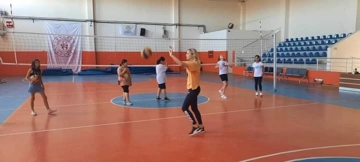 Sarıgöl’de voleybol kursuna yoğun ilgi
