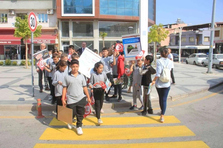 Sarıgöl’de ’Yayalara öncelik duruşu, hayata saygı duruşu’ uygulandı
