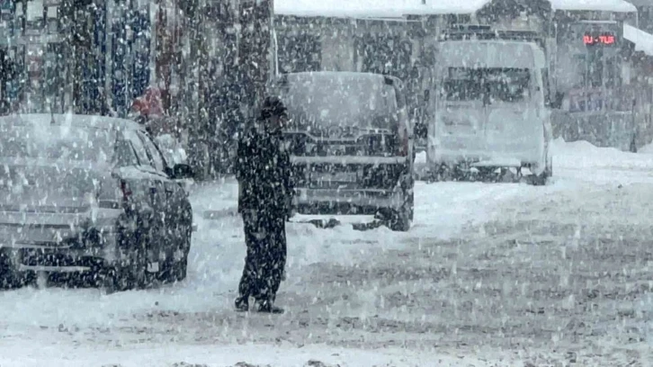 Sarıkamış’ta yoğun kar yağışı etkili oluyor
