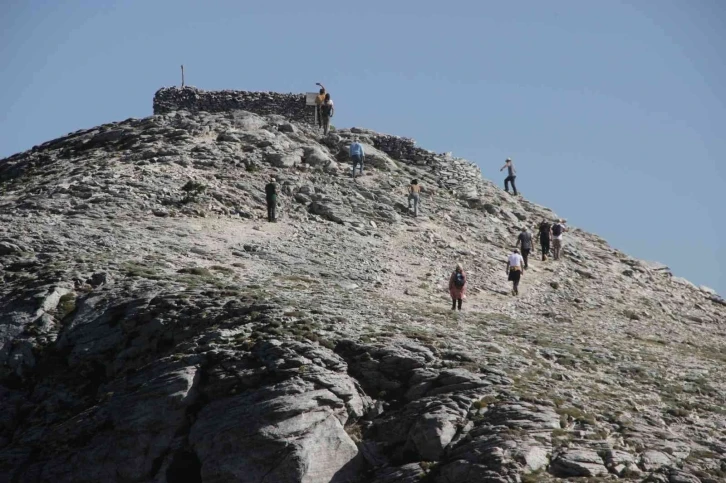 Sarıkız tepesi turistlerin ilgisini çekiyor
