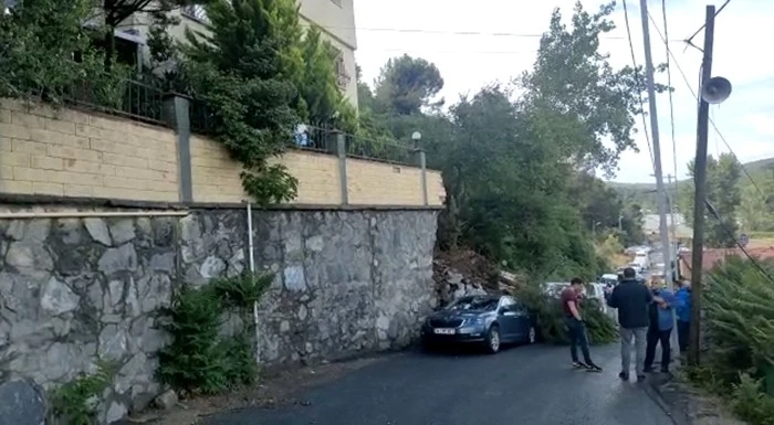 Sarıyer’de 10 katlı bir binanın istinat duvarı çöktü. Duvar park halindeki aracın üzerine devrilirken, bina tedbir amaçlı boşaltılıyor.
