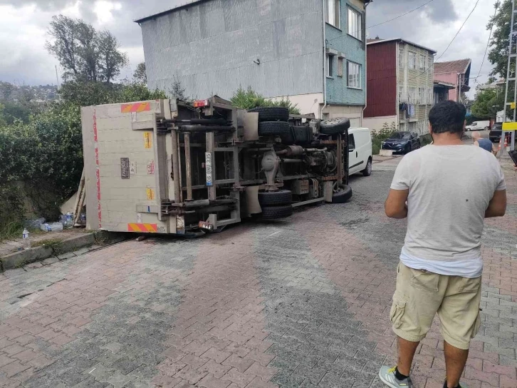 Sarıyer’de dar yokuşta virajı alamayan kamyonet devrildi
