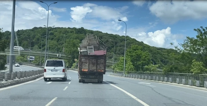 Sarıyer’de demir yüklü kamyonetin tehlikeli yolculuğu kamerada
