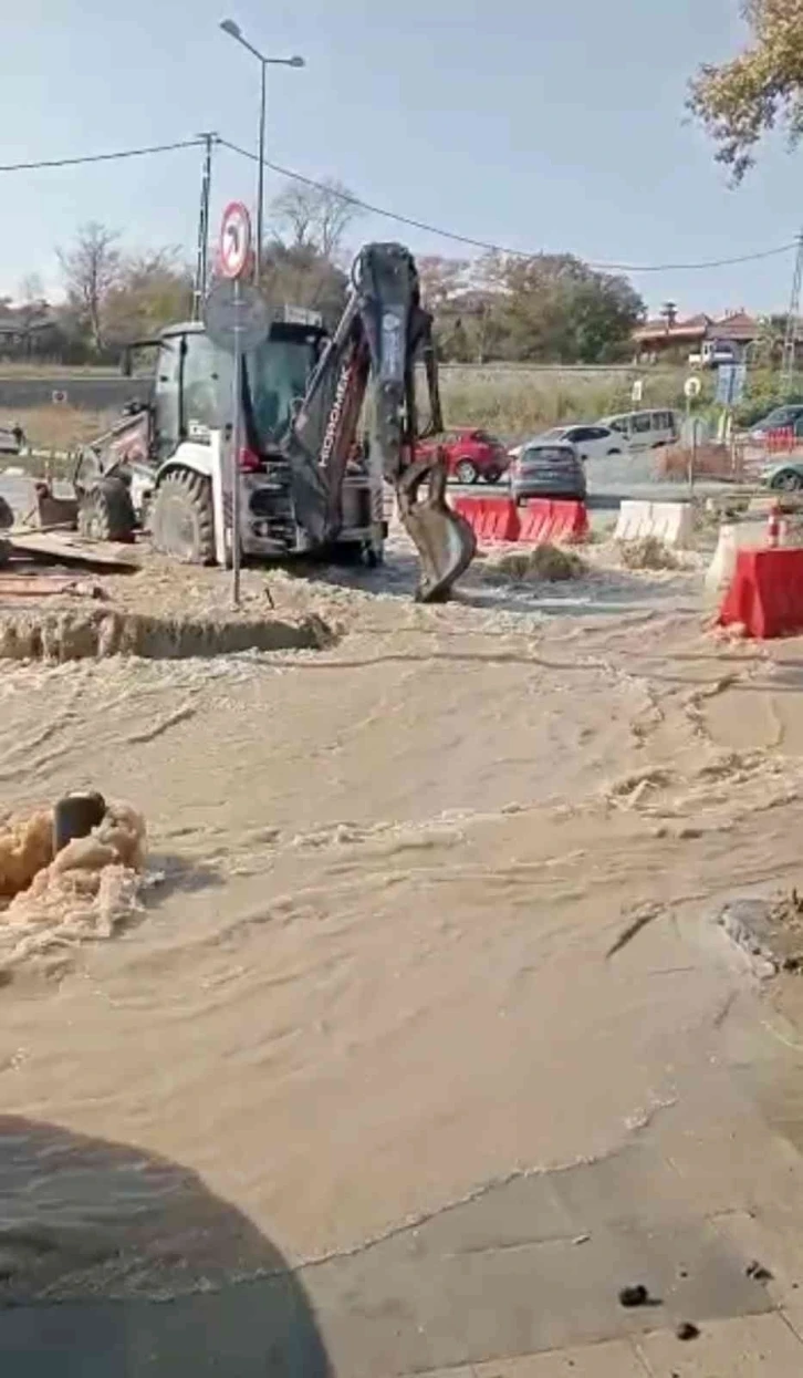 Sarıyer’de İSKİ borusu patladı, yollar göle döndü
