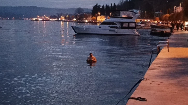 Sarıyer’de yılın son günü denize girip, buz gibi suya daldılar
