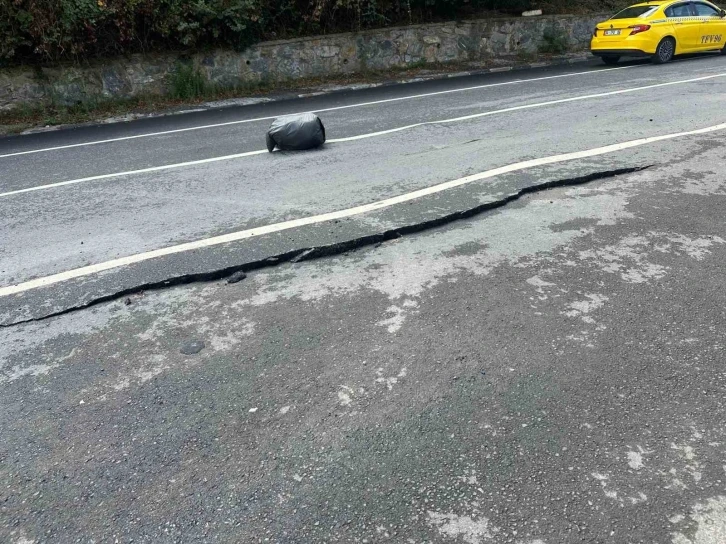 Sarıyer’de yolda çökme meydana geldi
